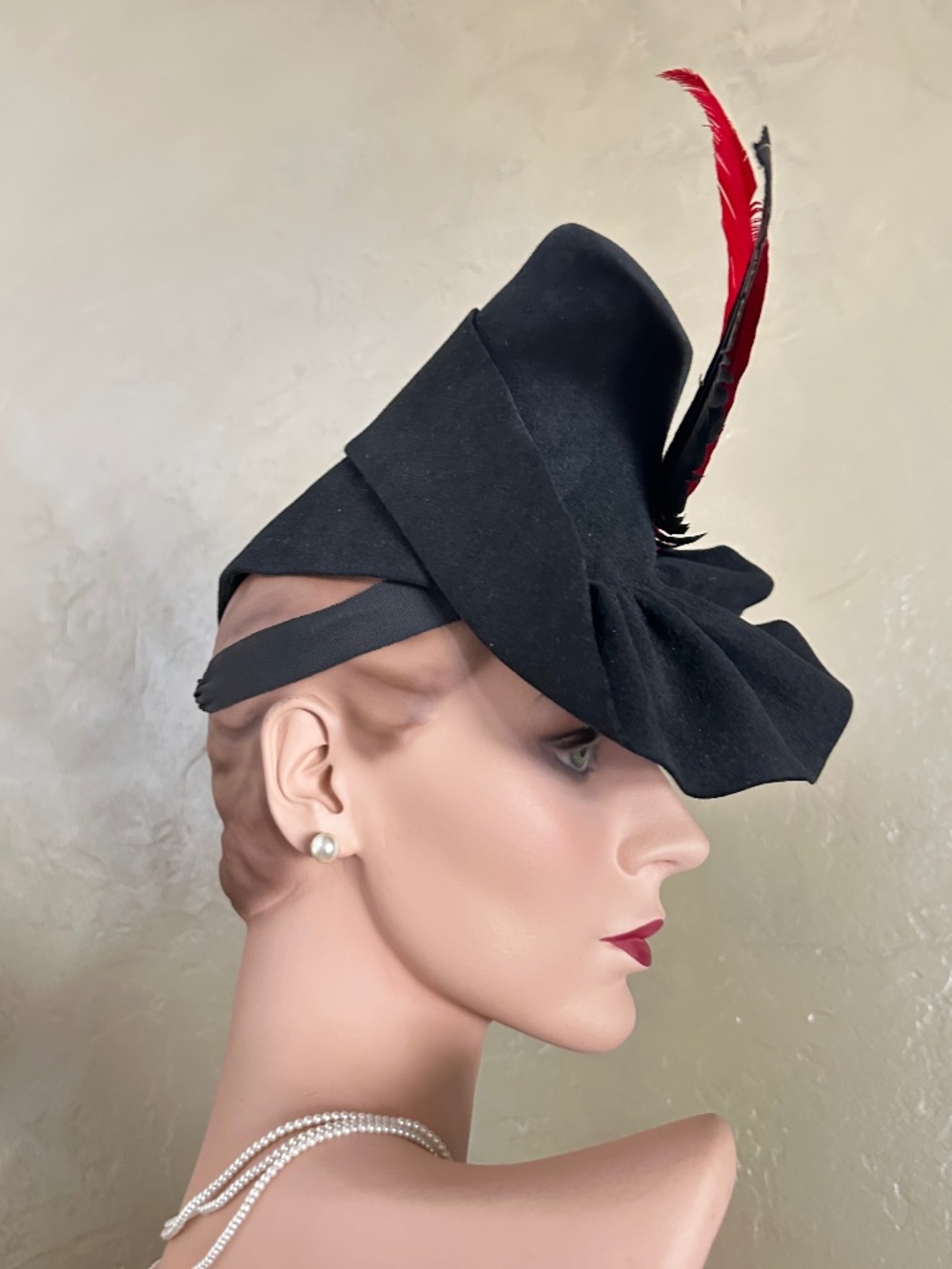 GLAMOROUS STAR 1940S' BLACK FELT TILT HAT + BLACK/RED TALL FEATHERS